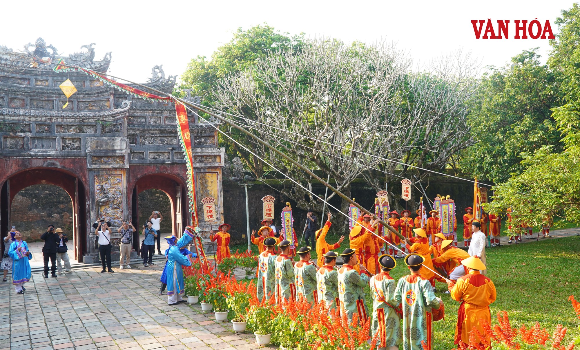 Hạ nêu và khai ấn, tặng chữ đầu năm cho du khách ở khu di sản Huế - ảnh 4