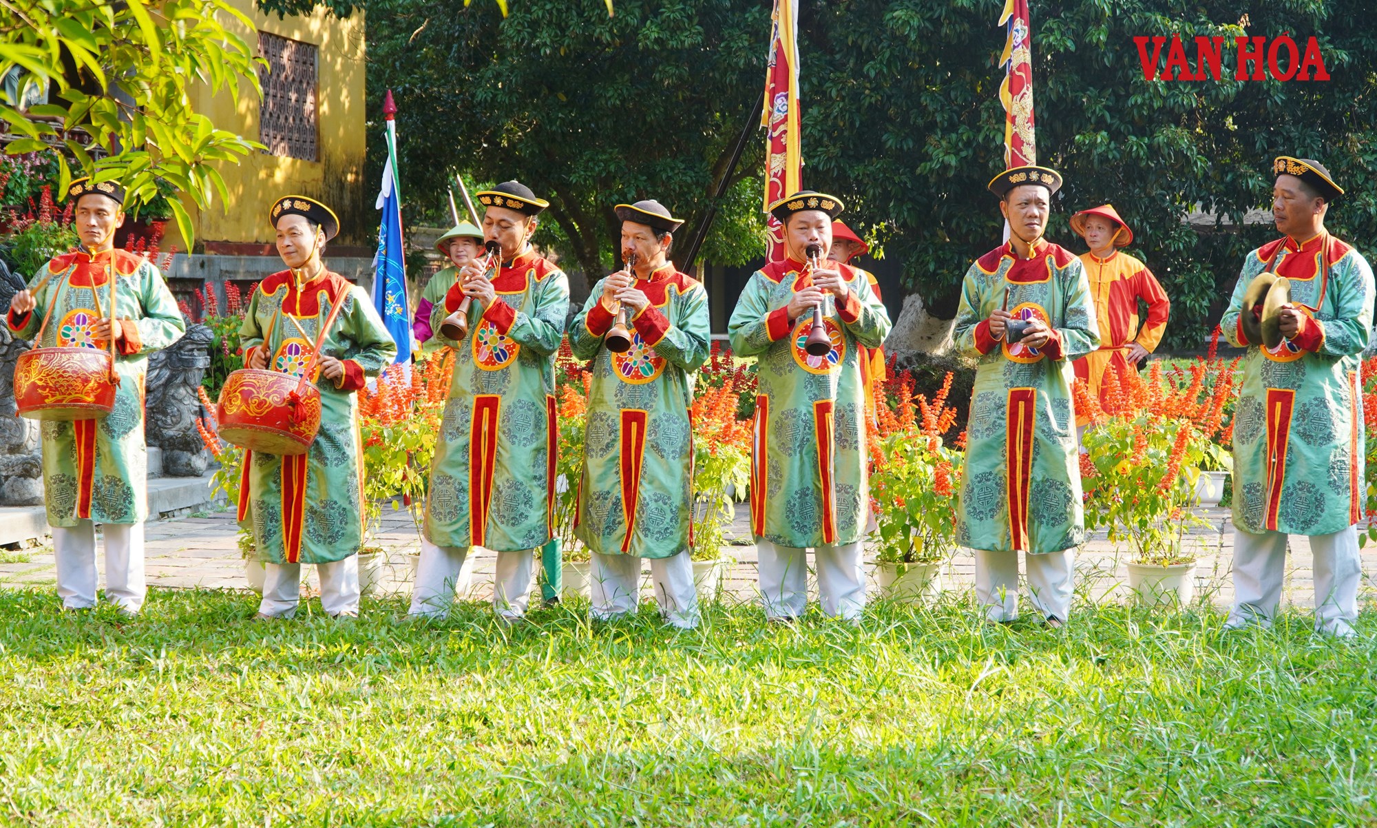 Hạ nêu và khai ấn, tặng chữ đầu năm cho du khách ở khu di sản Huế - ảnh 3