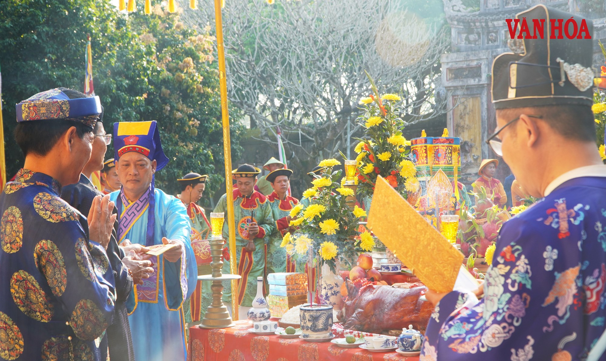 Hạ nêu và khai ấn, tặng chữ đầu năm cho du khách ở khu di sản Huế - ảnh 2