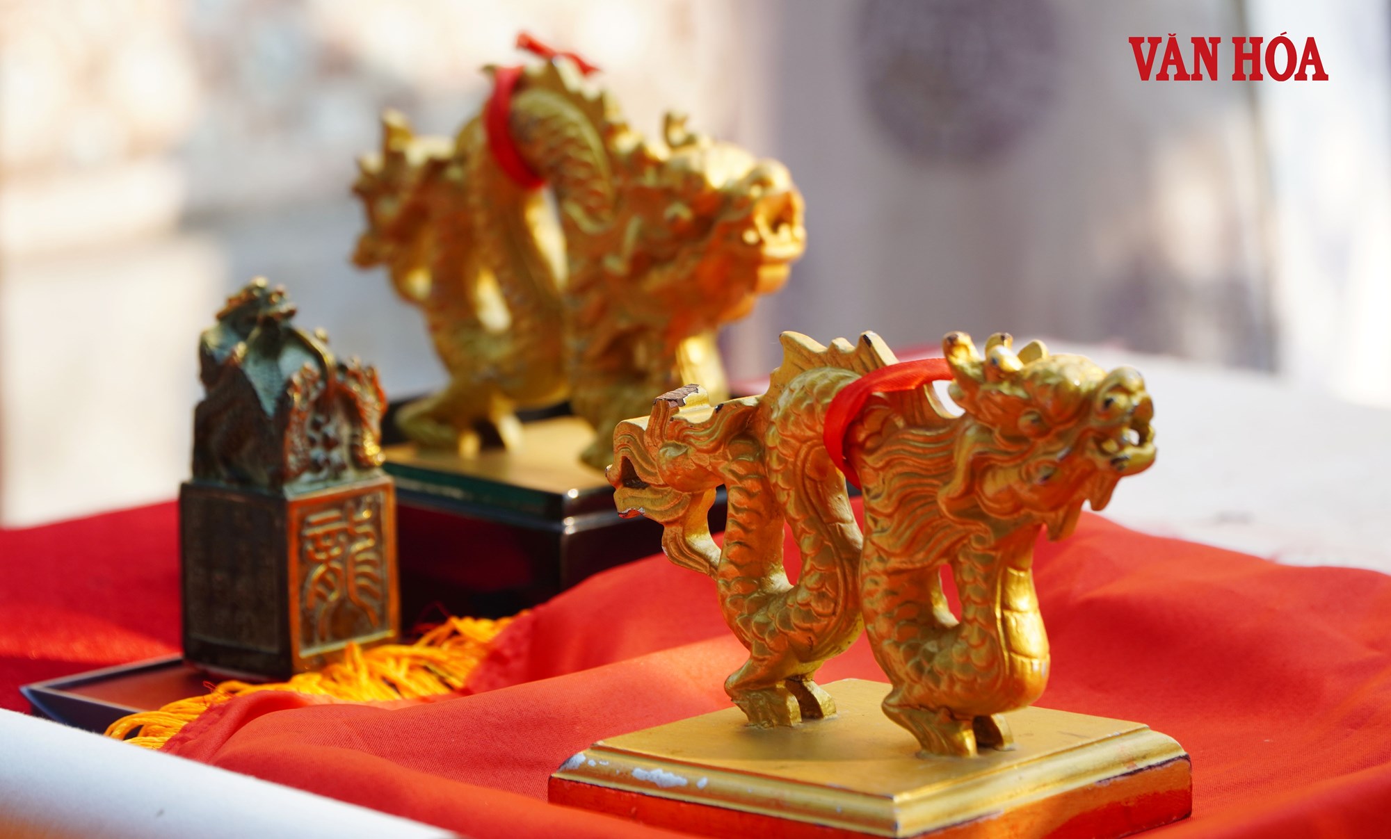 Hạ nêu và khai ấn, tặng chữ đầu năm cho du khách ở khu di sản Huế - ảnh 6