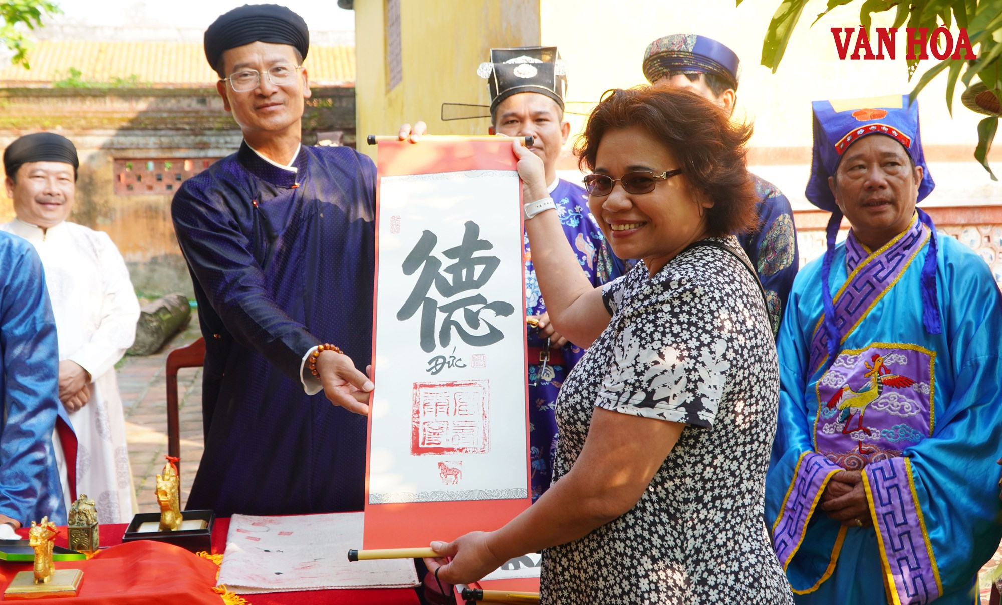 Hạ nêu và khai ấn, tặng chữ đầu năm cho du khách ở khu di sản Huế - ảnh 8