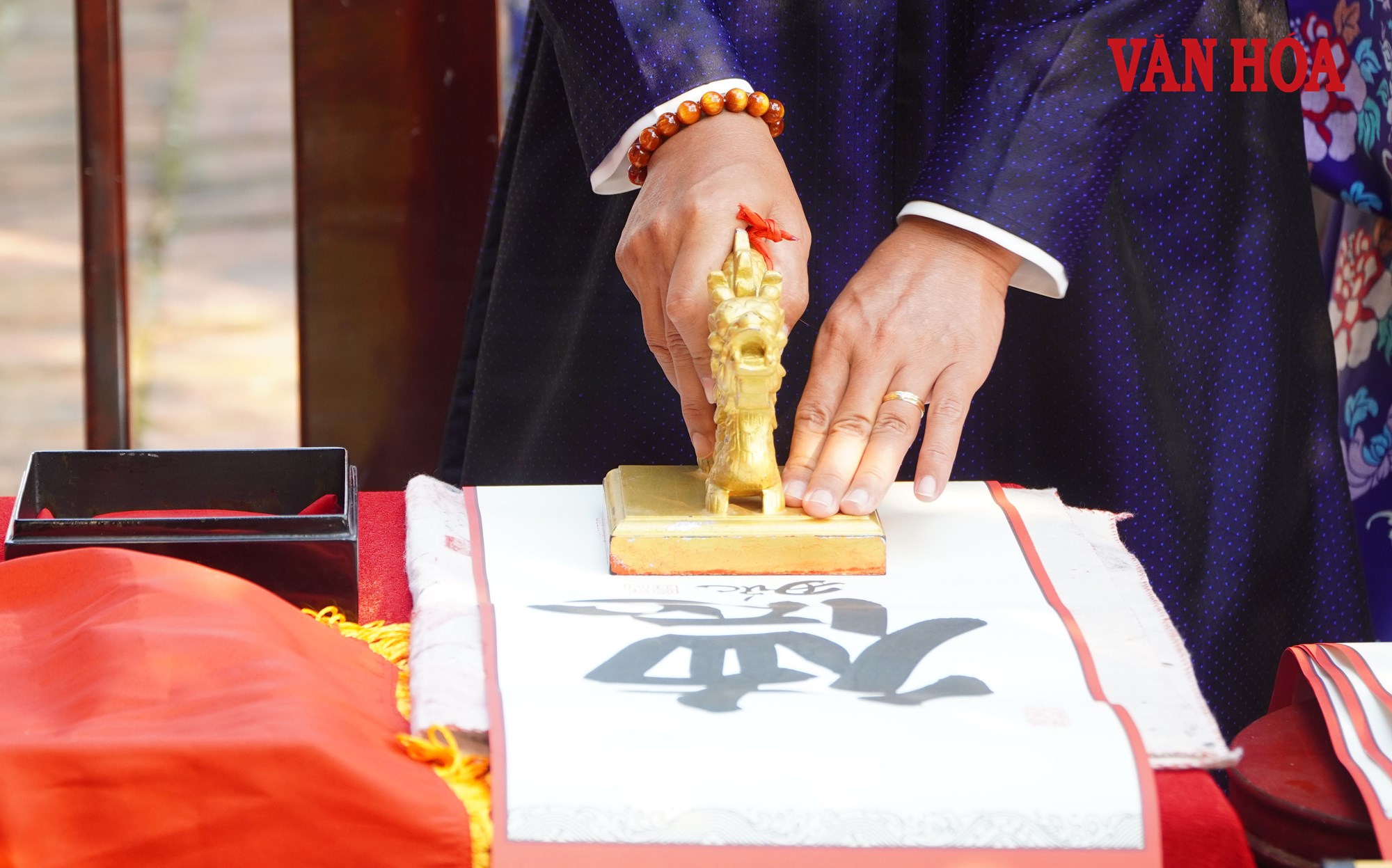 Hạ nêu và khai ấn, tặng chữ đầu năm cho du khách ở khu di sản Huế - ảnh 7