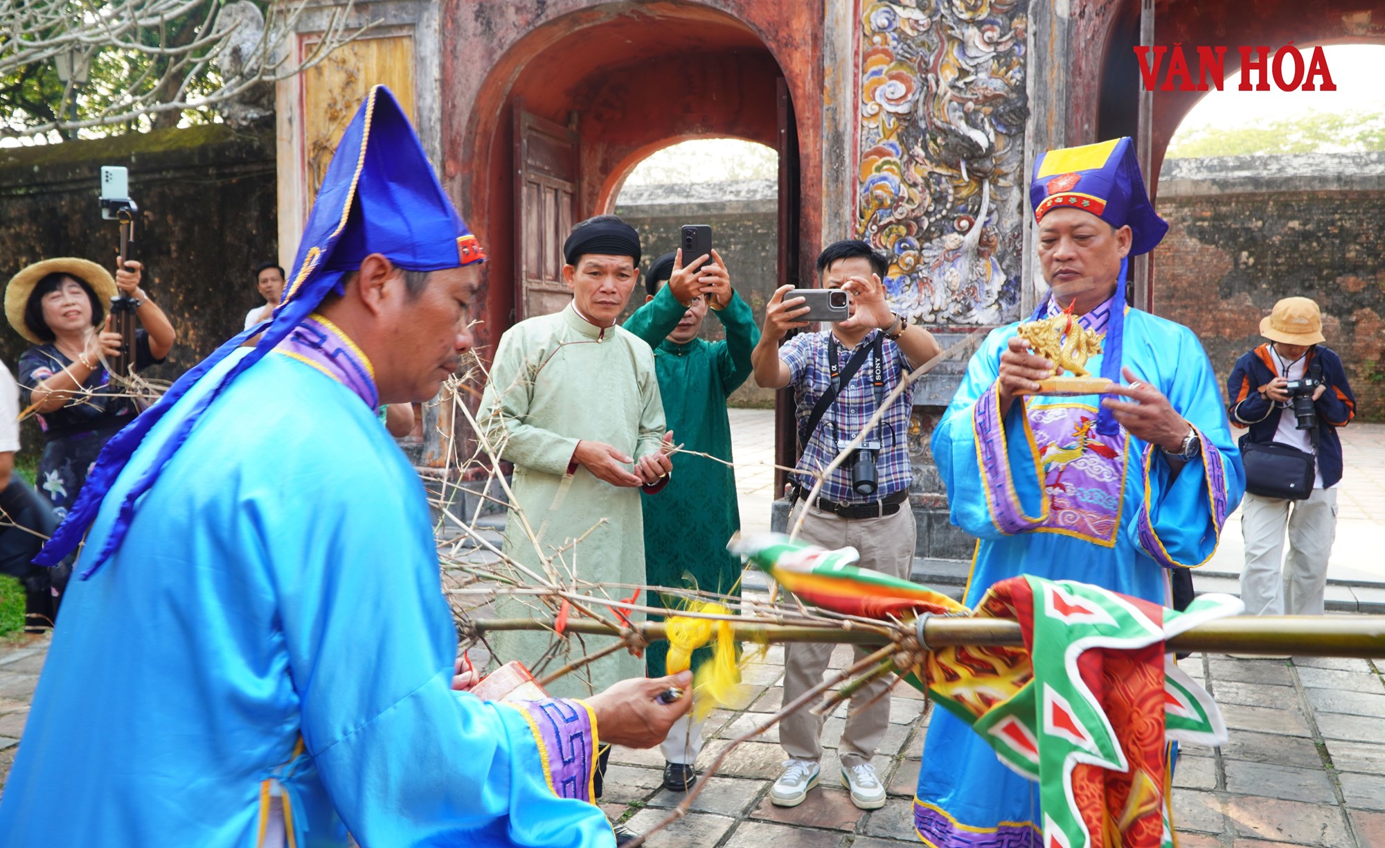 Hạ nêu và khai ấn, tặng chữ đầu năm cho du khách ở khu di sản Huế - ảnh 5