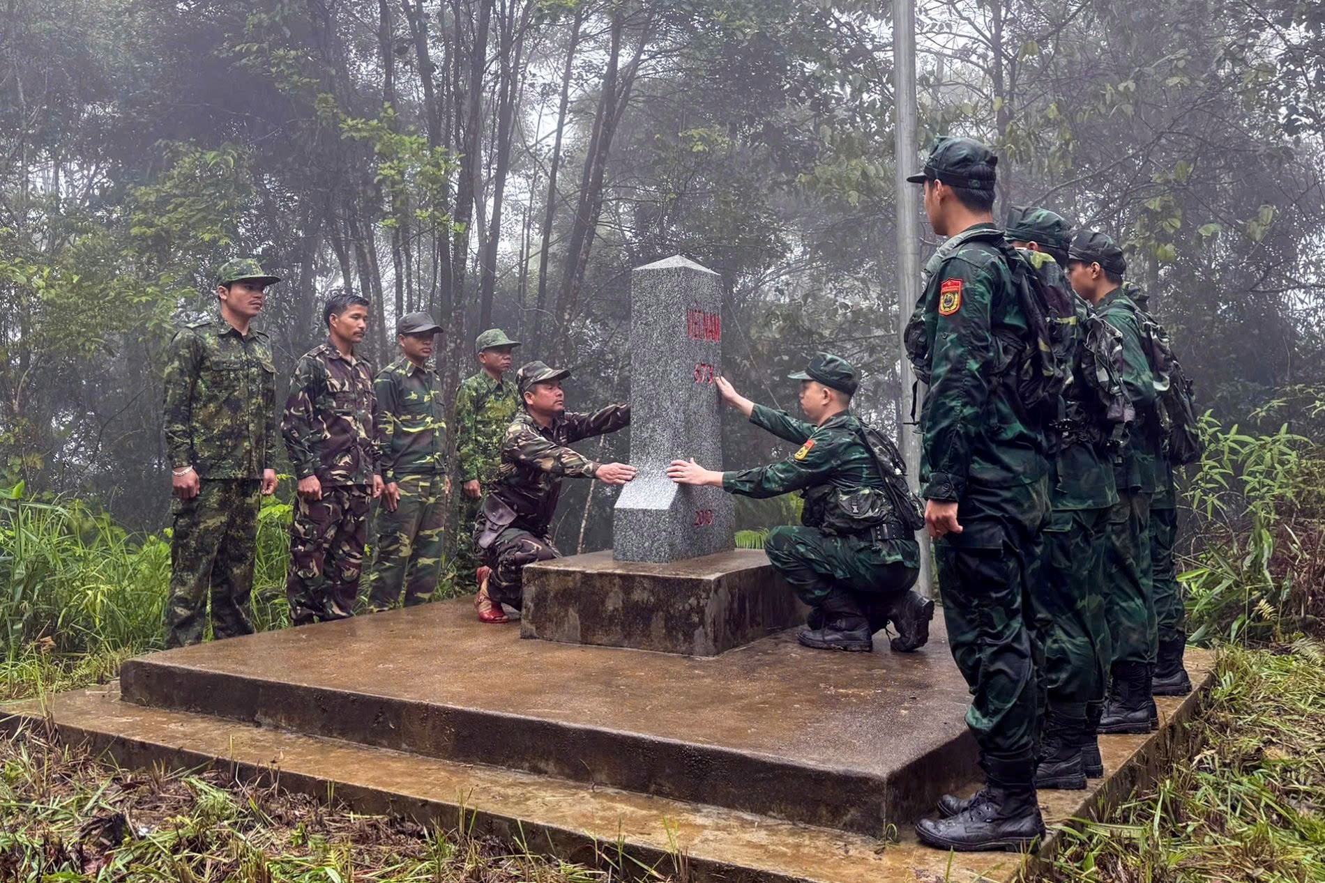 Bộ đội Biên phòng hướng dẫn đồng bào vùng biên A Lưới thực hiện quyền bầu cử - ảnh 2