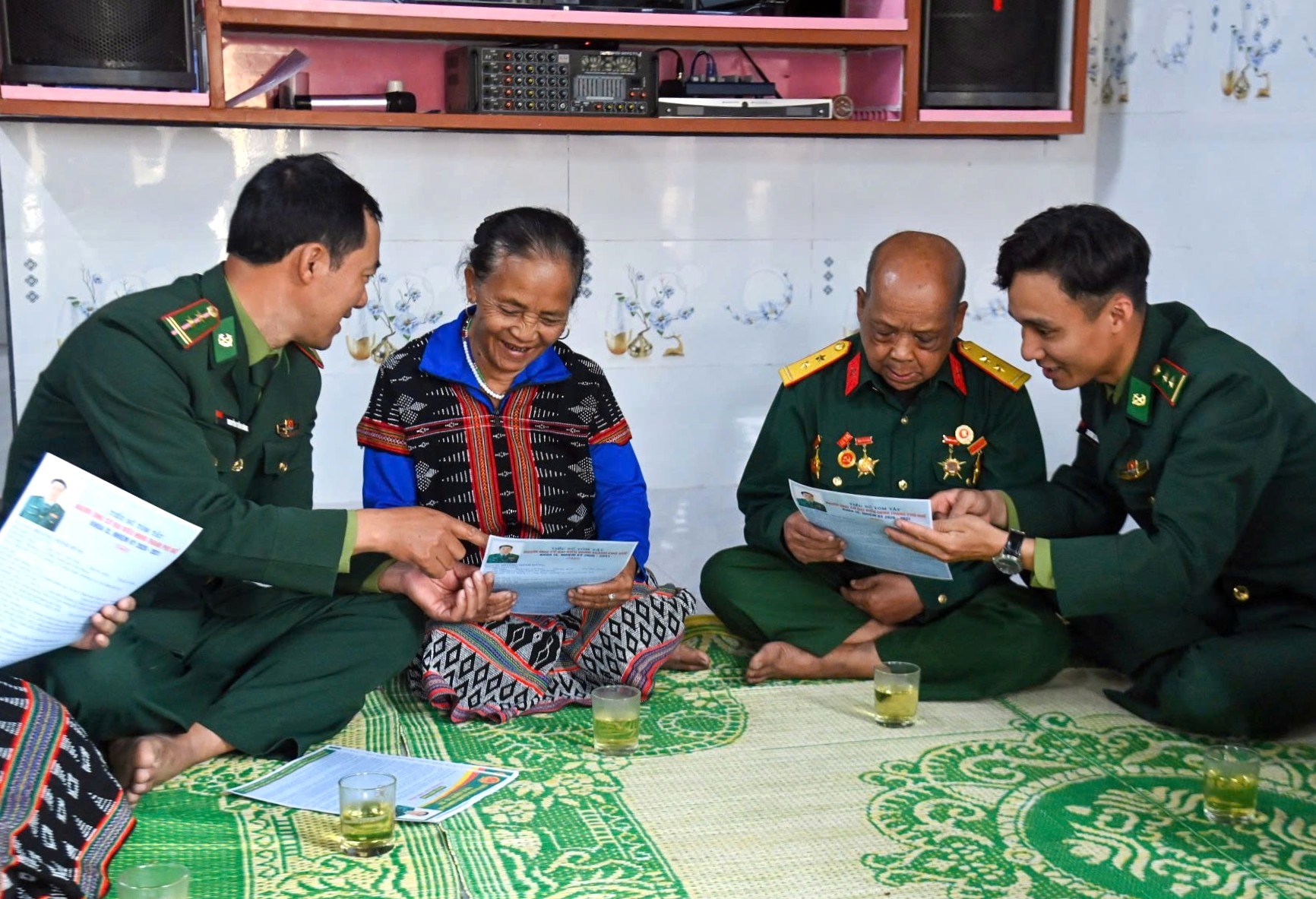 Bộ đội Biên phòng hướng dẫn đồng bào vùng biên A Lưới thực hiện quyền bầu cử - ảnh 5