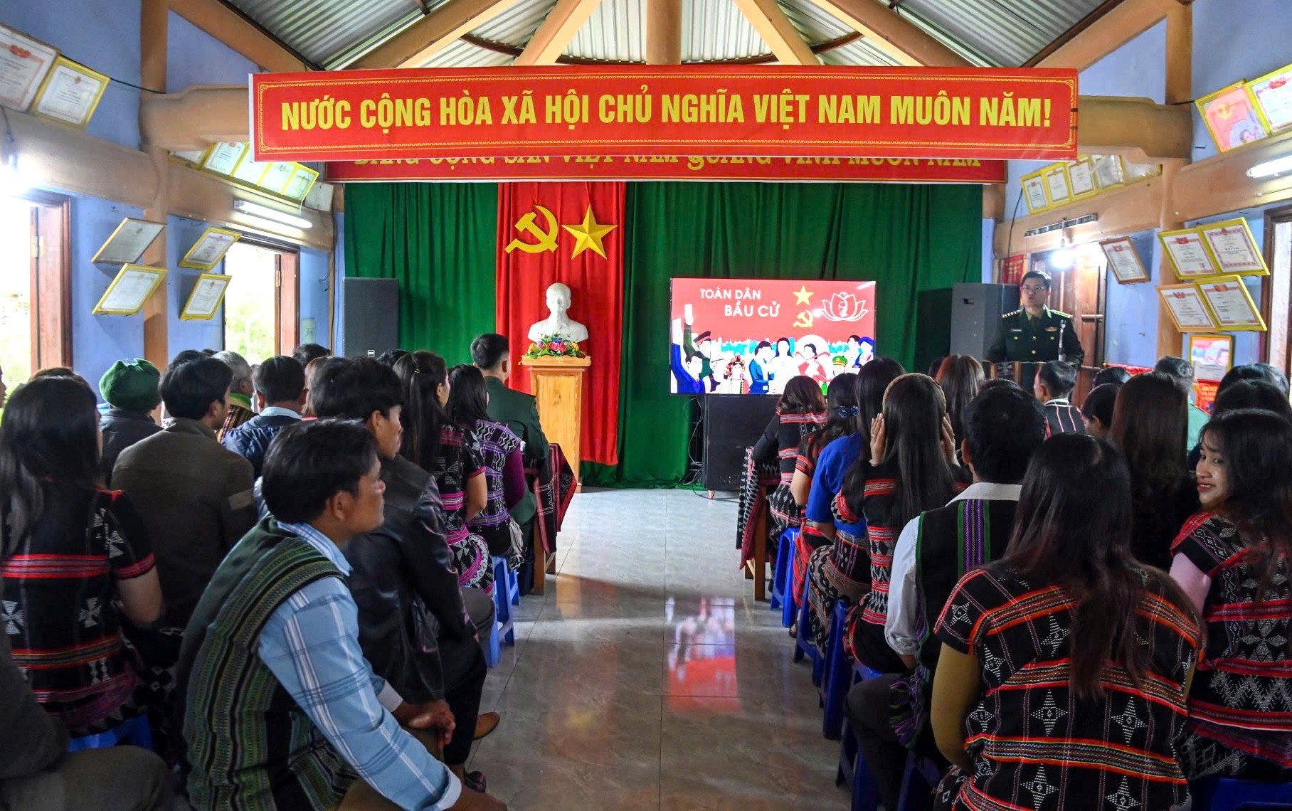 Bộ đội Biên phòng hướng dẫn đồng bào vùng biên A Lưới thực hiện quyền bầu cử - ảnh 1