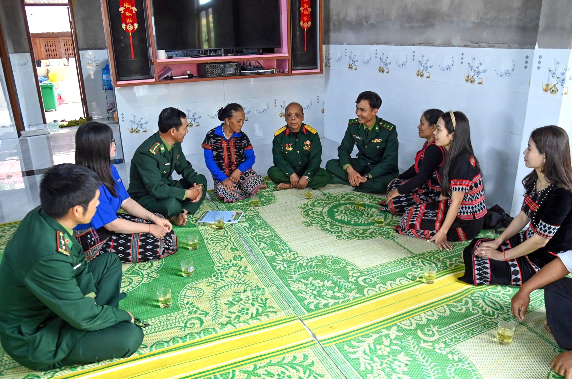 Bộ đội Biên phòng hướng dẫn đồng bào vùng biên A Lưới thực hiện quyền bầu cử - ảnh 4