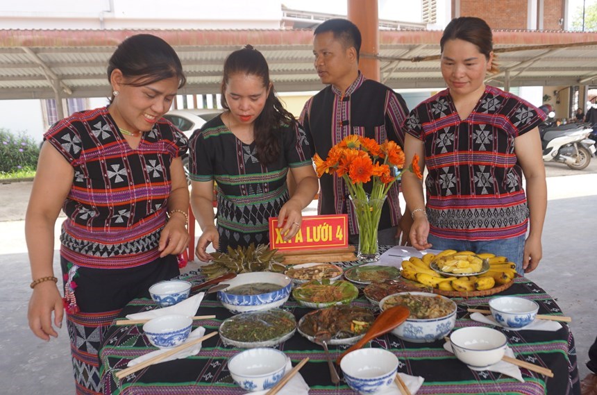Đội thi chế biến các món đặc sản vùng cao A Lưới tại Hội thi ẩm thực trong khuôn khổ ngày hội