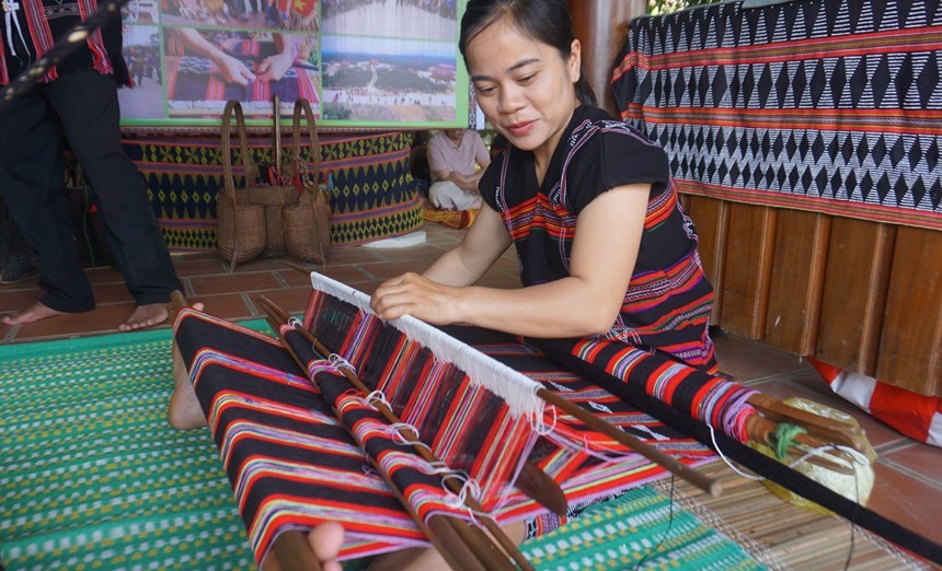 Phụ nữ dân tộc Tà Ôi trình diễn nghề dệt Dèng truyền thống tại Ngày hội Văn hóa miền núi TP Huế