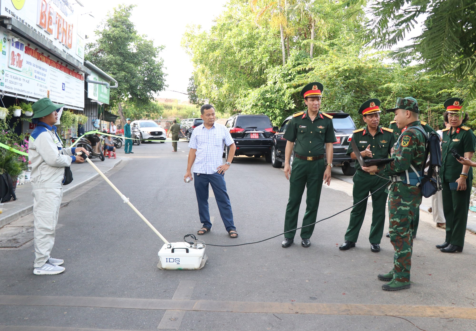 Sử dụng radar xuyên đất khảo sát tìm mộ liệt sĩ ở khu vực Kinh thành Huế - ảnh 1