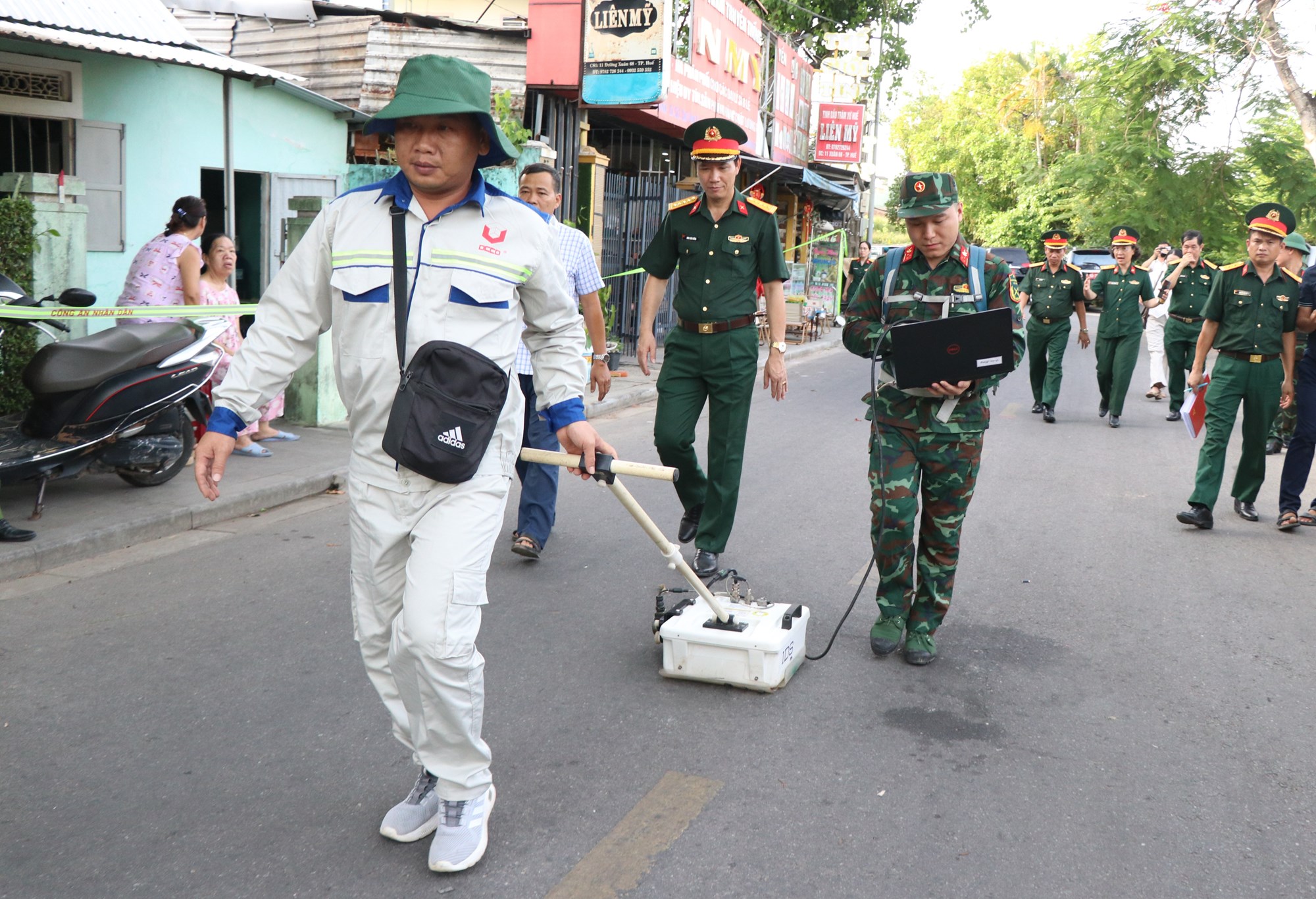 Sử dụng radar xuyên đất khảo sát tìm mộ liệt sĩ ở khu vực Kinh thành Huế - ảnh 4