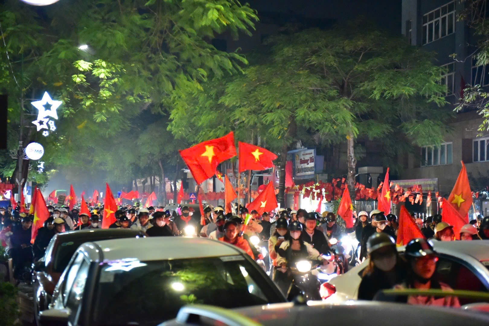 Người dân Hà Nội đi bão mừng chiến thắng của đội tuyển U22 Việt Nam - ảnh 6