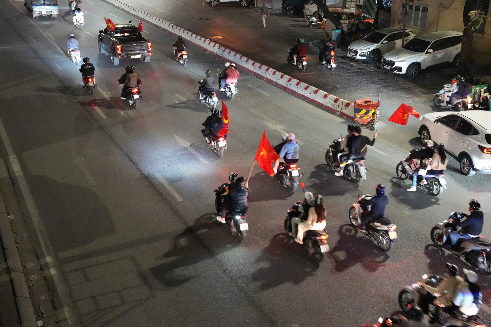 Người dân Hà Nội đi bão mừng chiến thắng của đội tuyển U22 Việt Nam - ảnh 5