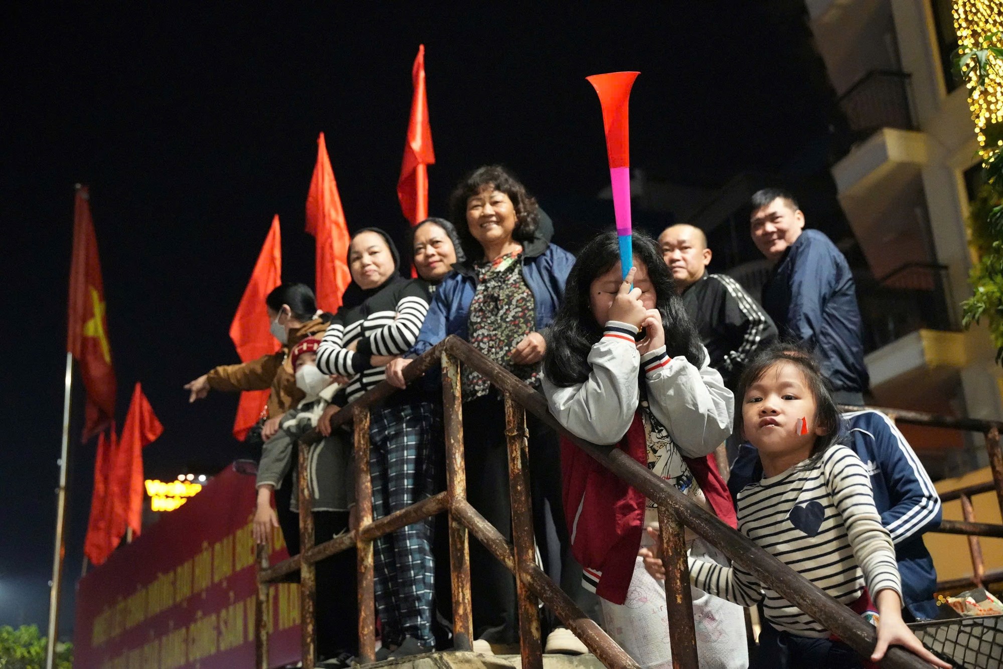 Người dân Hà Nội đi bão mừng chiến thắng của đội tuyển U22 Việt Nam - ảnh 4