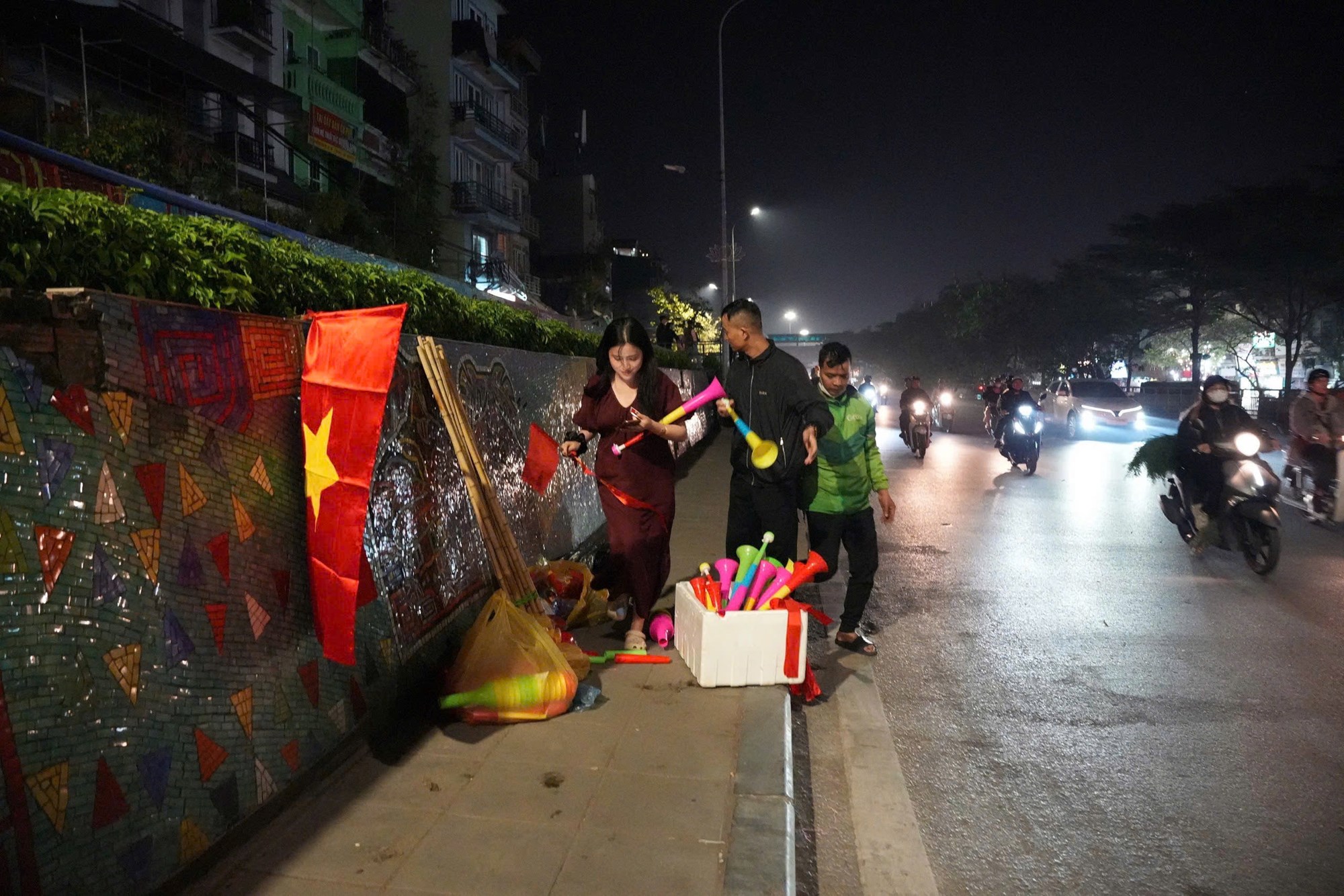Người dân Hà Nội đi bão mừng chiến thắng của đội tuyển U22 Việt Nam - ảnh 3
