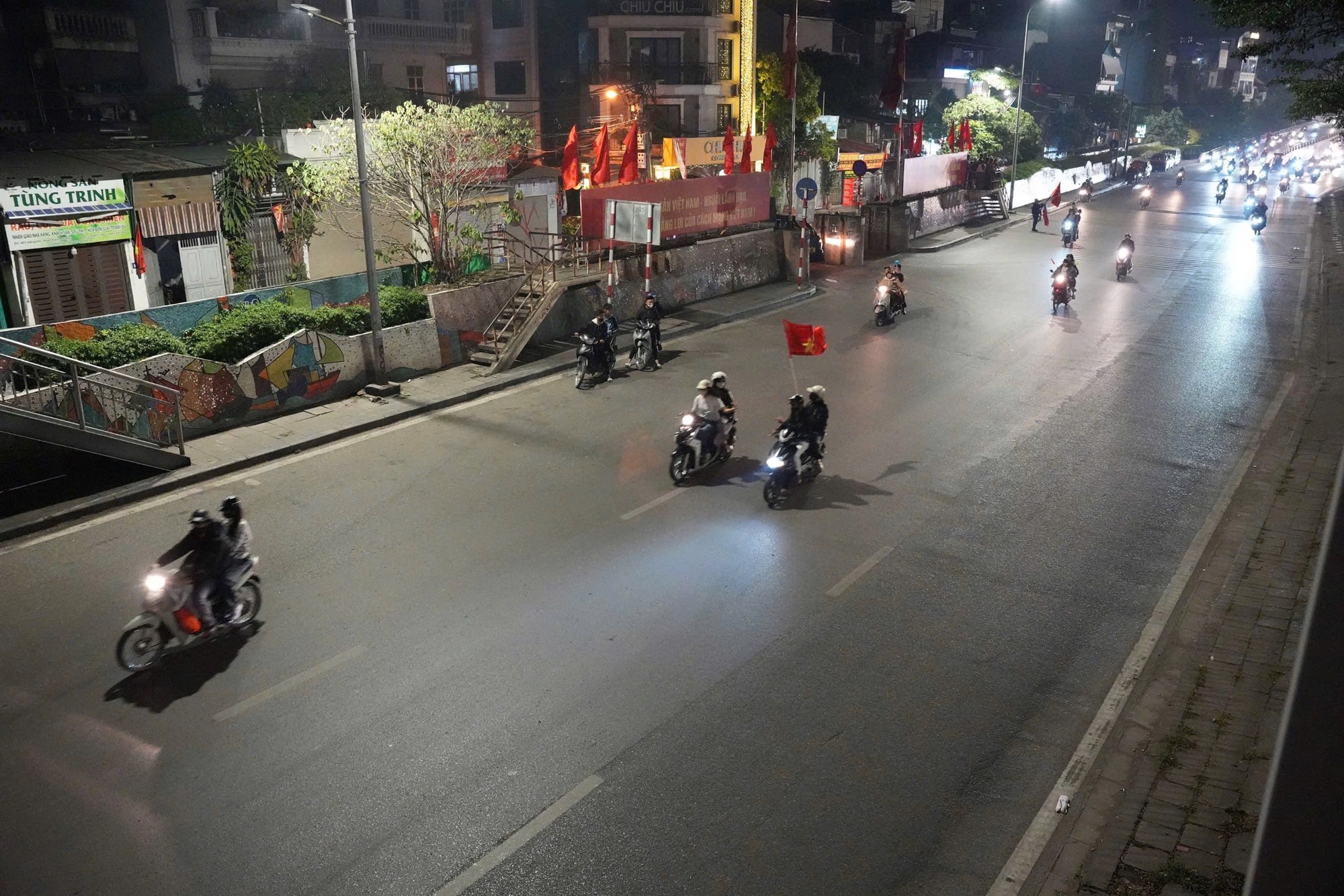 Người dân Hà Nội đi bão mừng chiến thắng của đội tuyển U22 Việt Nam - ảnh 2