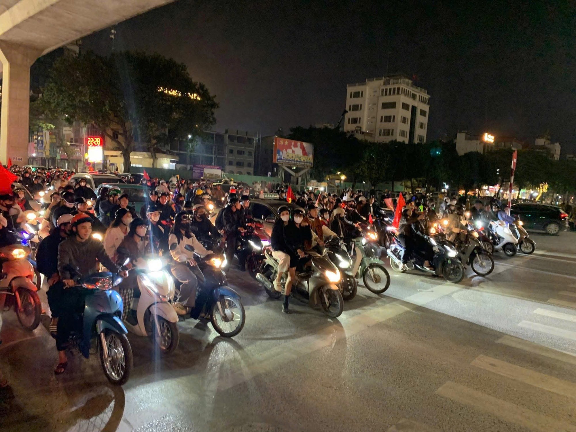 Người dân Hà Nội đi bão mừng chiến thắng của đội tuyển U22 Việt Nam - ảnh 7