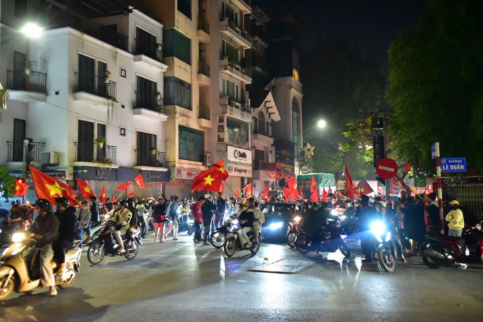 Người dân Hà Nội đi bão mừng chiến thắng của đội tuyển U22 Việt Nam - ảnh 8
