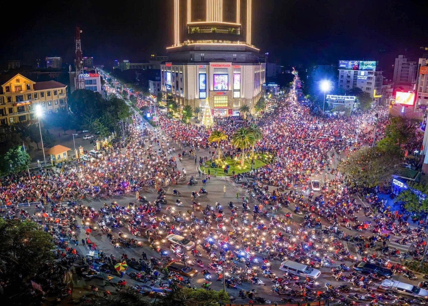 Người dân Hà Nội đi bão mừng chiến thắng của đội tuyển U22 Việt Nam - ảnh 9