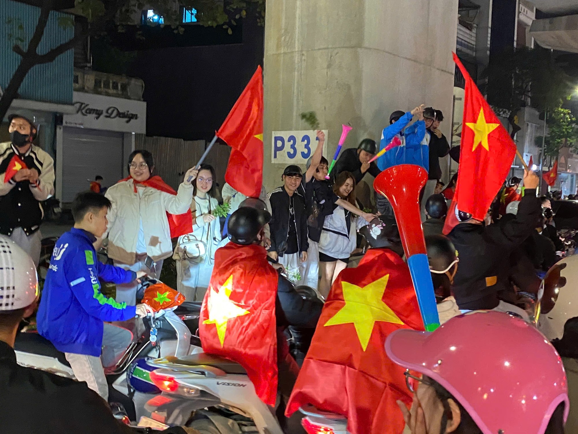 Người dân Hà Nội đi bão mừng chiến thắng của đội tuyển U22 Việt Nam - ảnh 15