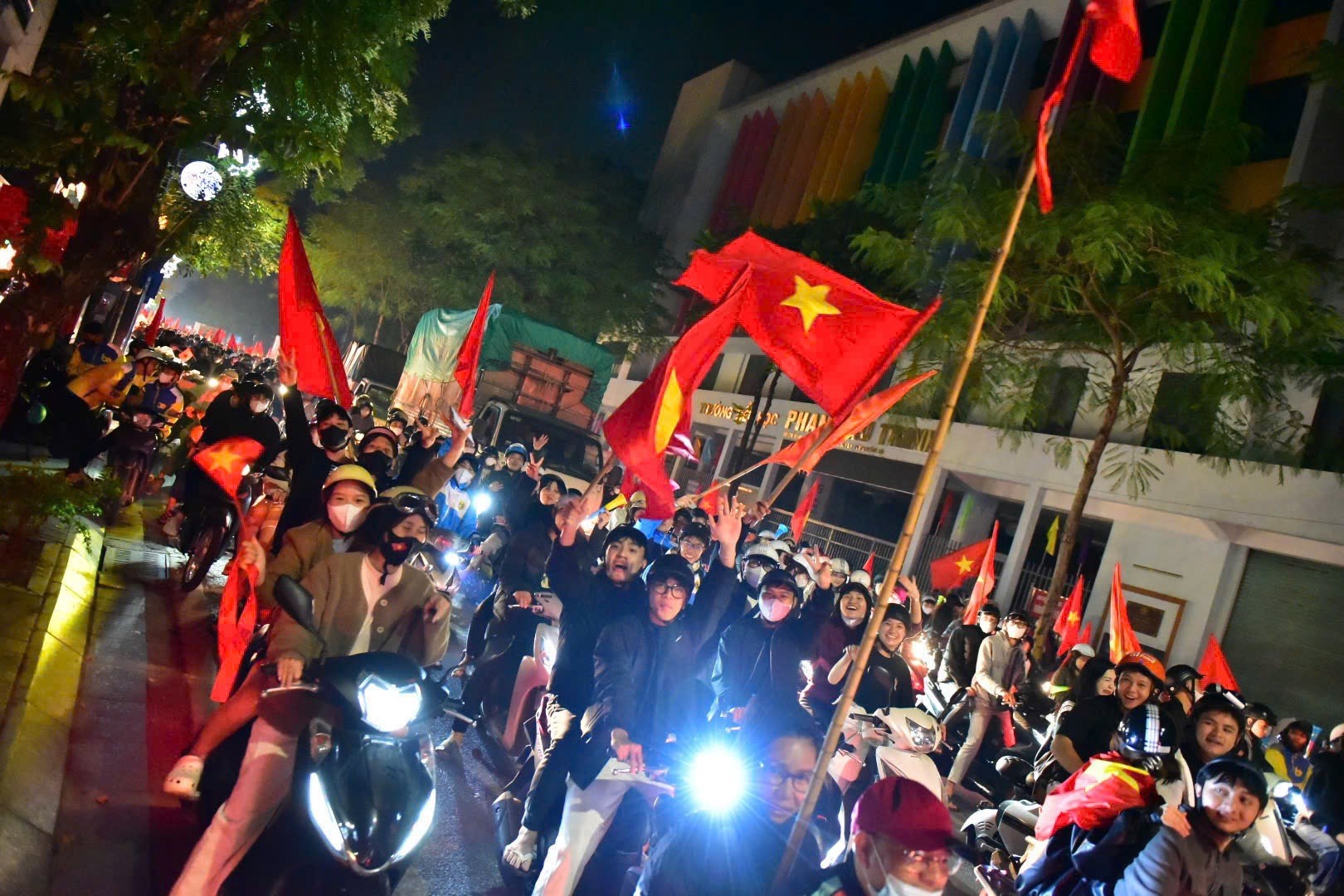 Người dân Hà Nội đi bão mừng chiến thắng của đội tuyển U22 Việt Nam - ảnh 10