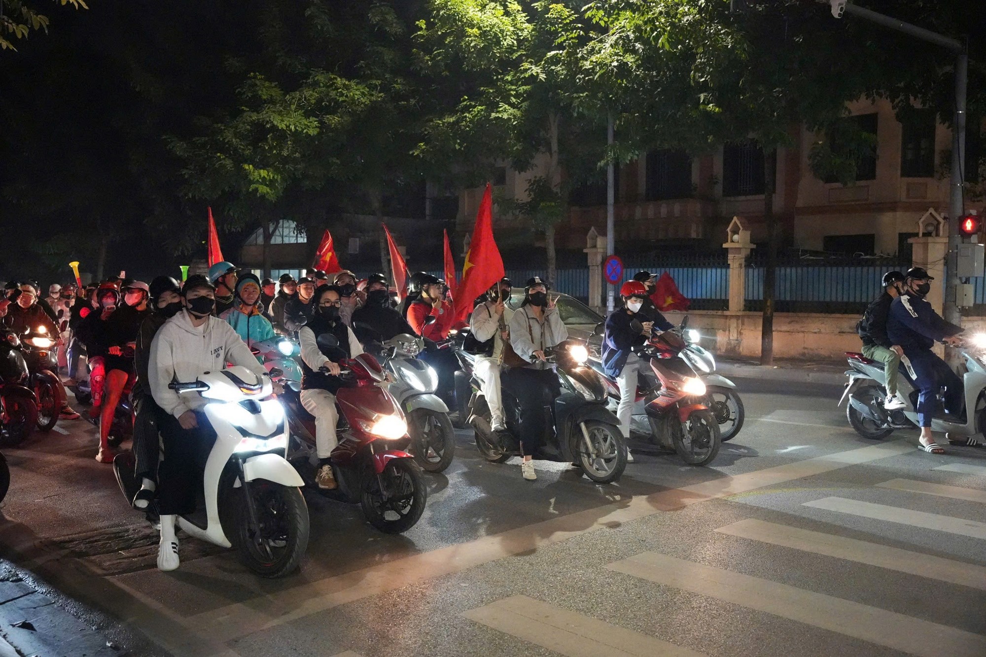 Người dân Hà Nội đi bão mừng chiến thắng của đội tuyển U22 Việt Nam - ảnh 11