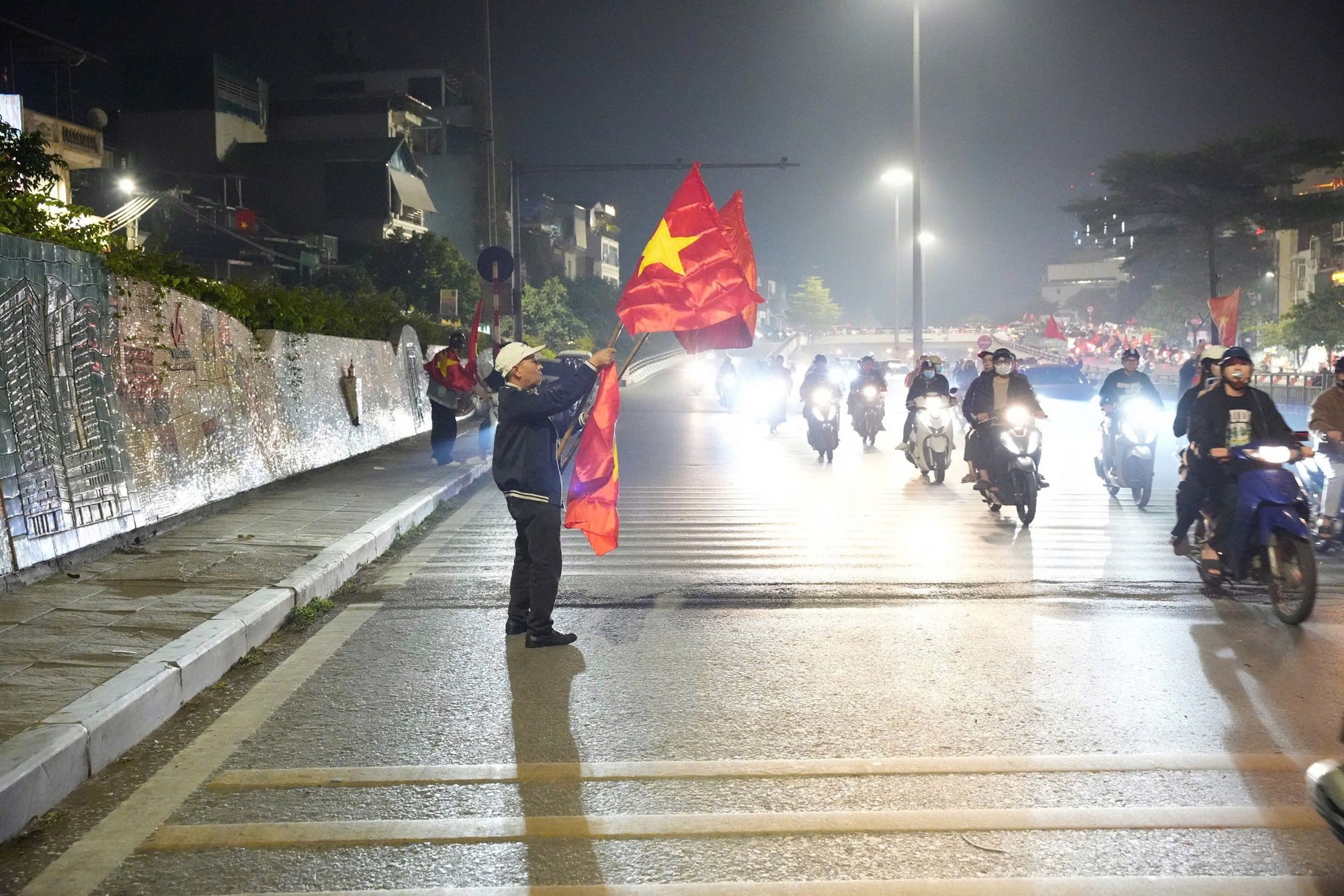 Người dân Hà Nội đi bão mừng chiến thắng của đội tuyển U22 Việt Nam - ảnh 12