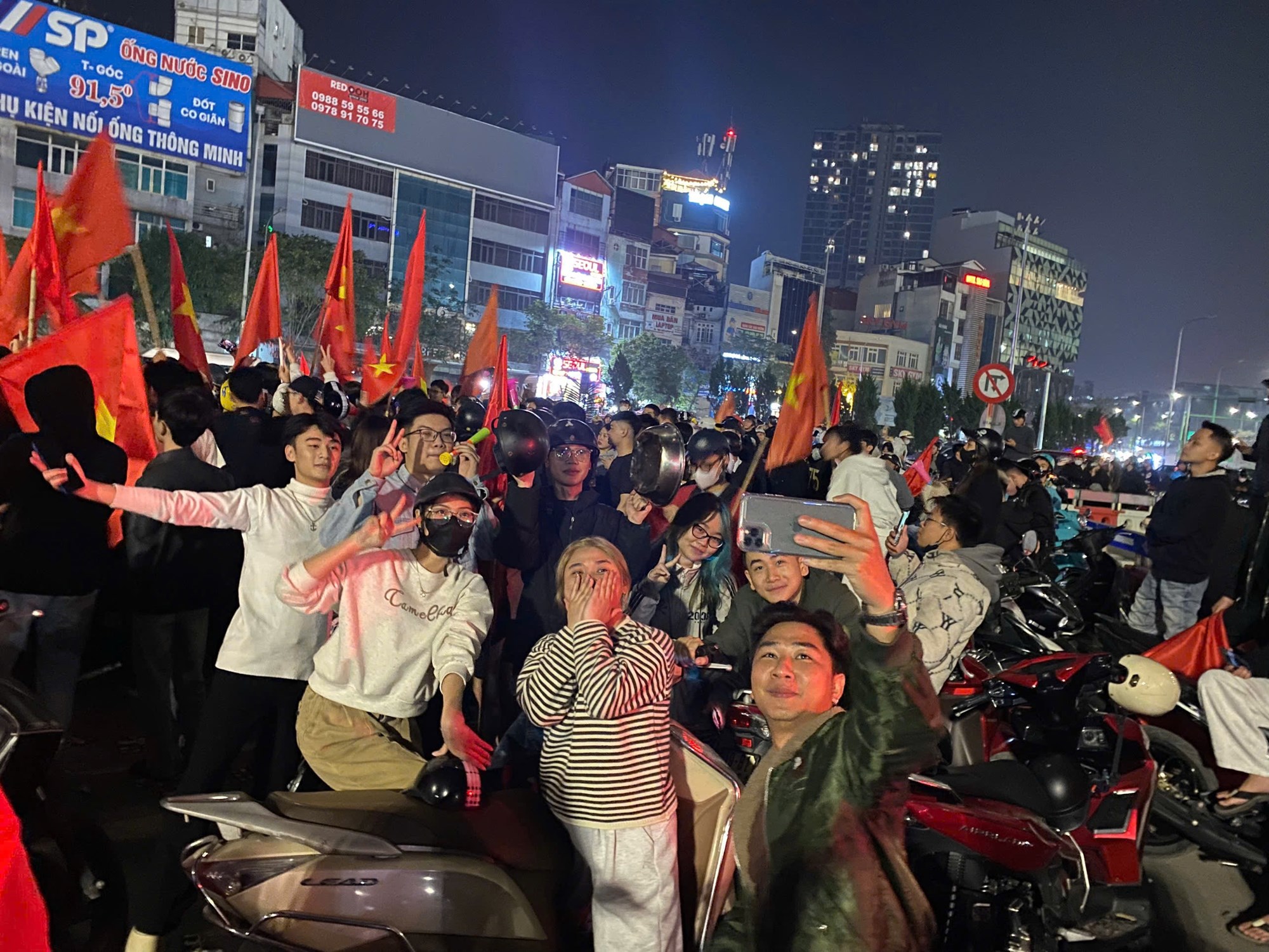 Người dân Hà Nội đi bão mừng chiến thắng của đội tuyển U22 Việt Nam - ảnh 13