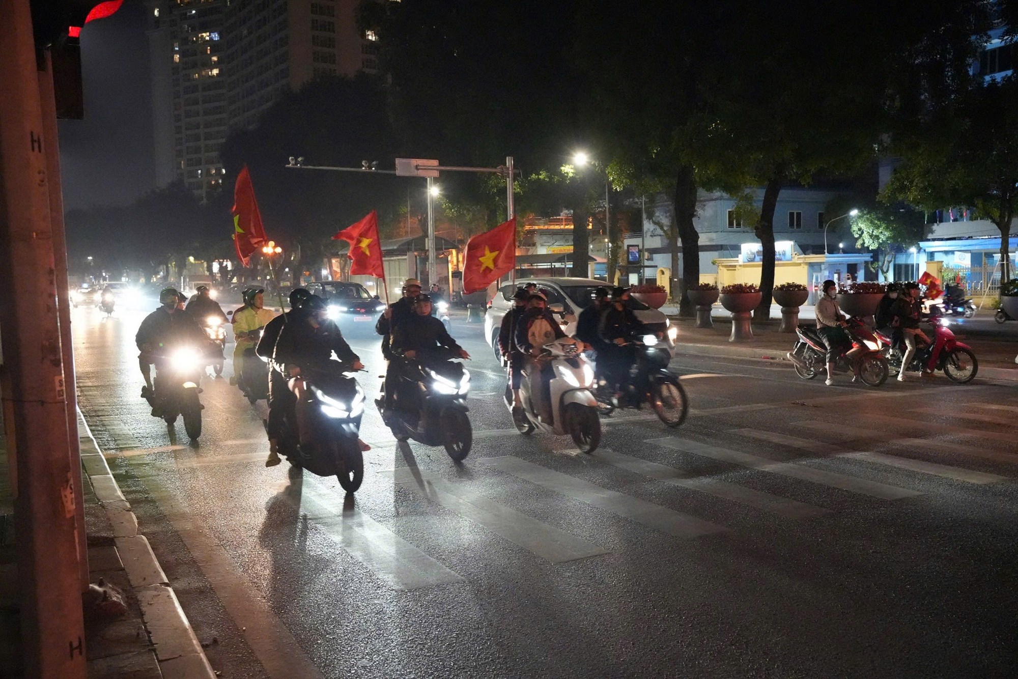 Người dân Hà Nội đi bão mừng chiến thắng của đội tuyển U22 Việt Nam - ảnh 14