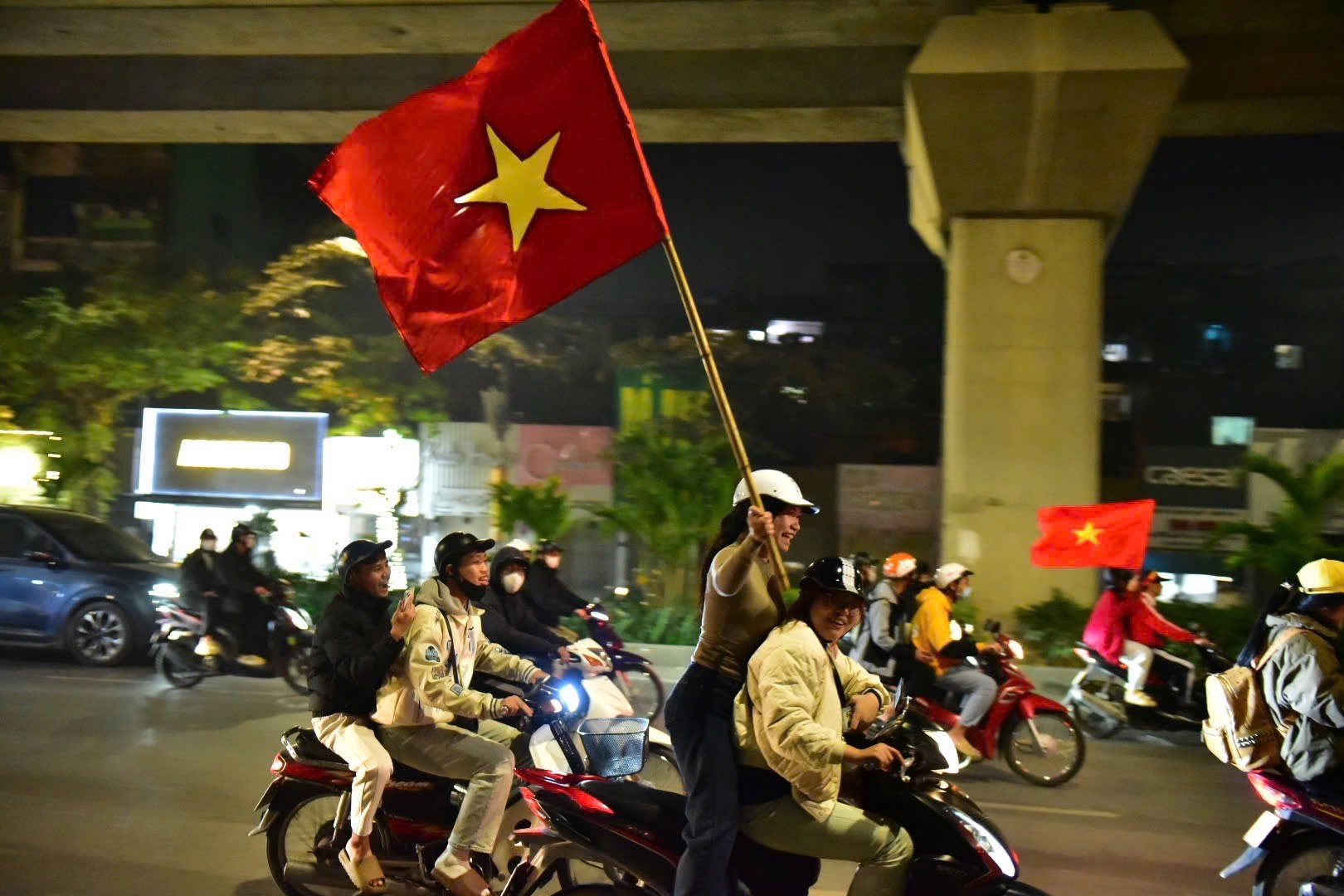 Người dân Hà Nội đi bão mừng chiến thắng của đội tuyển U22 Việt Nam - ảnh 1