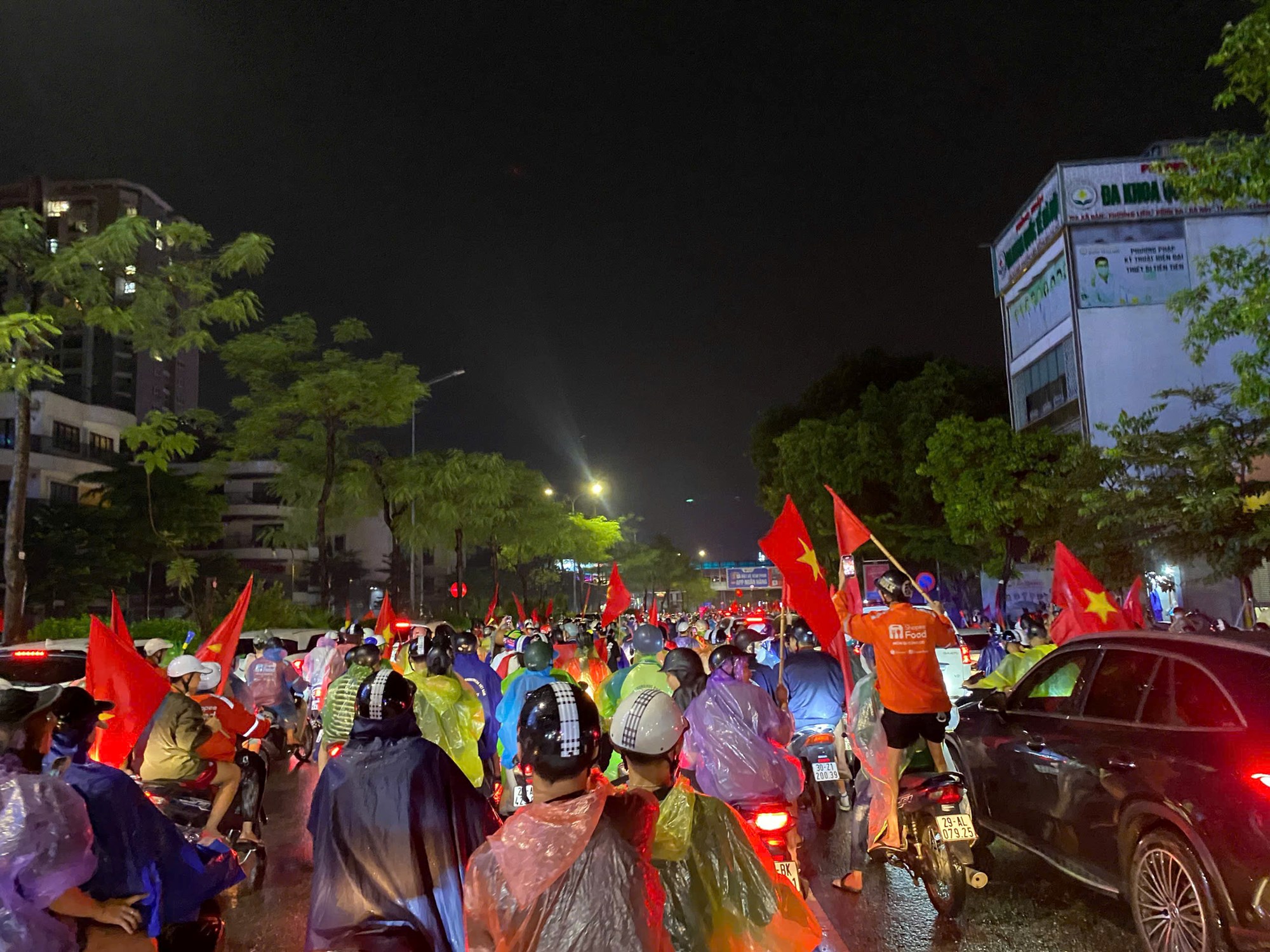 Người Hà Nội đội mưa lớn, xuyên đêm 'đi bão' ăn mừng chiến thắng của tuyển Việt Nam - ảnh 3