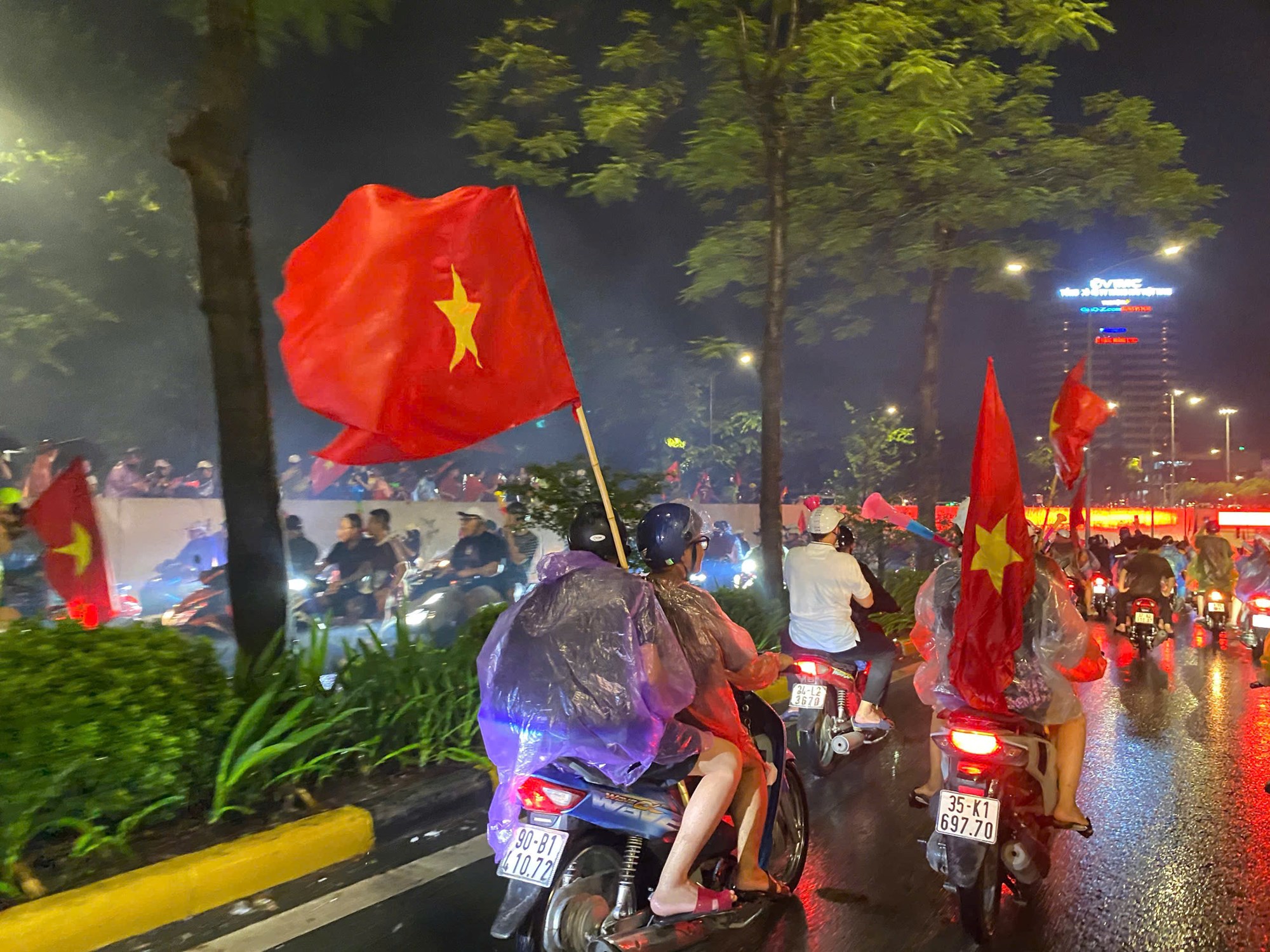 Người Hà Nội đội mưa lớn, xuyên đêm 'đi bão' ăn mừng chiến thắng của tuyển Việt Nam - ảnh 1