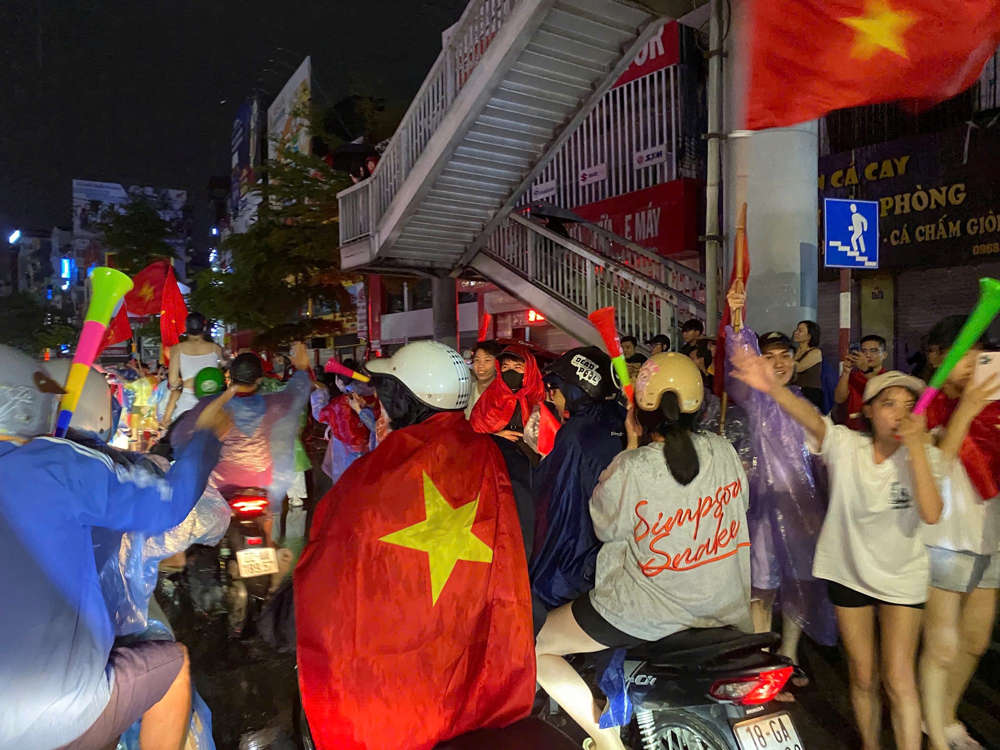 Người Hà Nội đội mưa lớn, xuyên đêm 'đi bão' ăn mừng chiến thắng của tuyển Việt Nam - ảnh 6