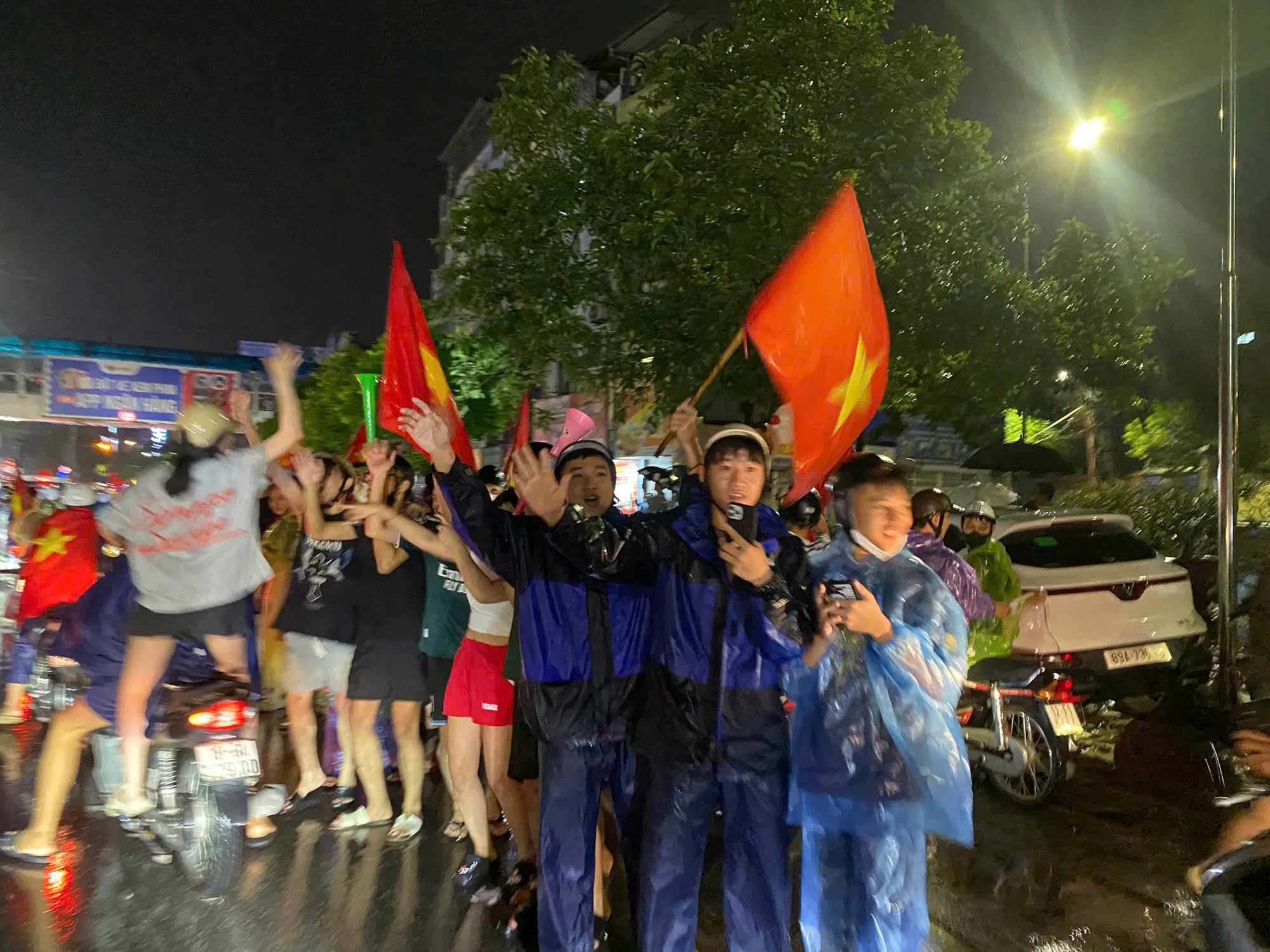 Người Hà Nội đội mưa lớn, xuyên đêm 'đi bão' ăn mừng chiến thắng của tuyển Việt Nam - ảnh 7