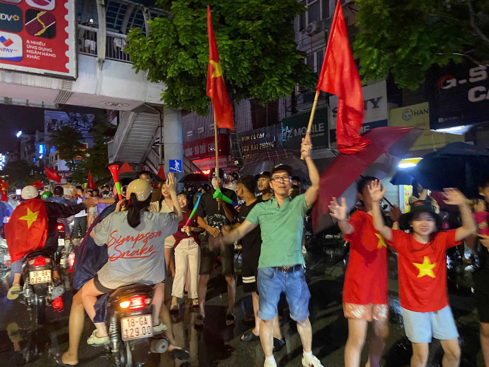 Người Hà Nội đội mưa lớn, xuyên đêm 'đi bão' ăn mừng chiến thắng của tuyển Việt Nam - ảnh 8