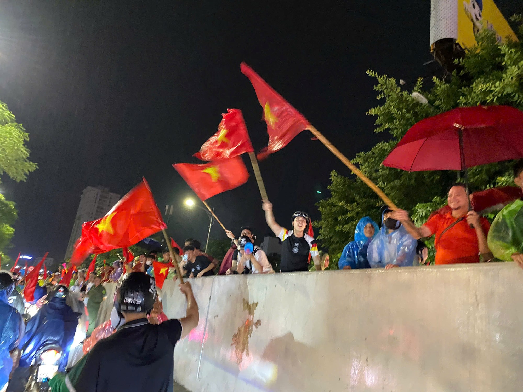 Người Hà Nội đội mưa lớn, xuyên đêm 'đi bão' ăn mừng chiến thắng của tuyển Việt Nam - ảnh 9