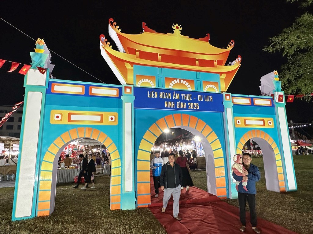 Du khách nườm nượp đổ về Liên hoan ẩm thực – du lịch Ninh Bình 2025 - ảnh 1