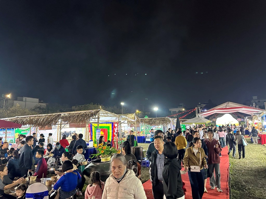 Du khách nườm nượp đổ về Liên hoan ẩm thực – du lịch Ninh Bình 2025 - ảnh 2