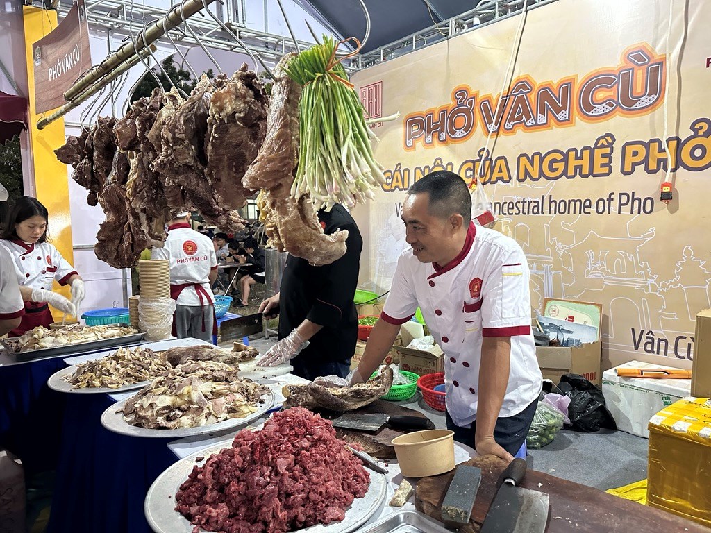 Du khách nườm nượp đổ về Liên hoan ẩm thực – du lịch Ninh Bình 2025 - ảnh 3