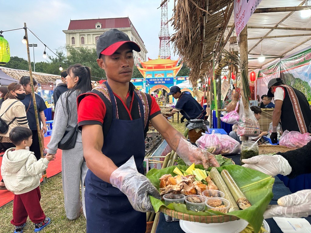 Du khách nườm nượp đổ về Liên hoan ẩm thực – du lịch Ninh Bình 2025 - ảnh 4