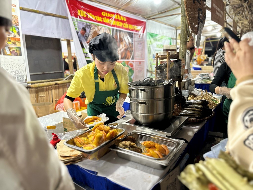 Du khách nườm nượp đổ về Liên hoan ẩm thực – du lịch Ninh Bình 2025 - ảnh 6