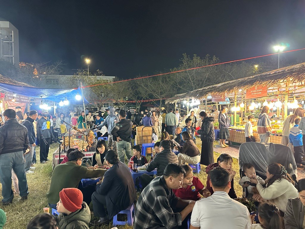 Du khách nườm nượp đổ về Liên hoan ẩm thực – du lịch Ninh Bình 2025 - ảnh 8