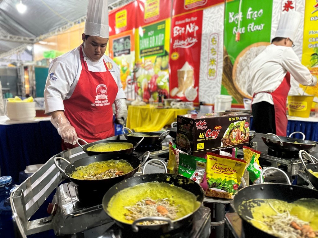 Du khách nườm nượp đổ về Liên hoan ẩm thực – du lịch Ninh Bình 2025 - ảnh 9