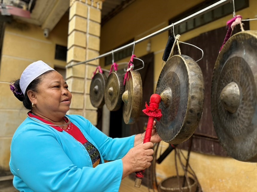 Bà Bùi Thị Năm biểu diễn nghệ thuật hát Đúm người Mường