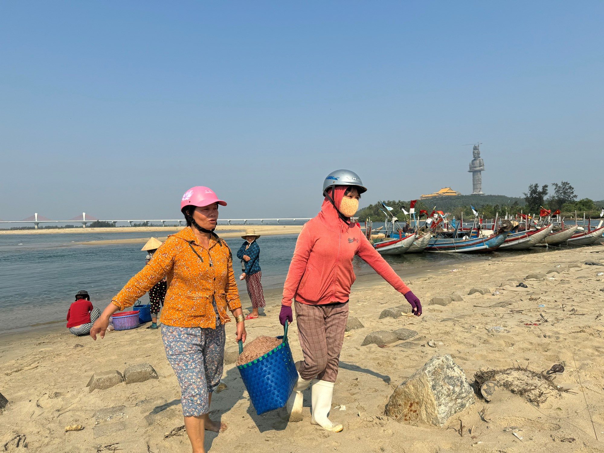 Trúng mùa ruốc biển, ngư dân thu tiền triệu mỗi ngày - ảnh 1