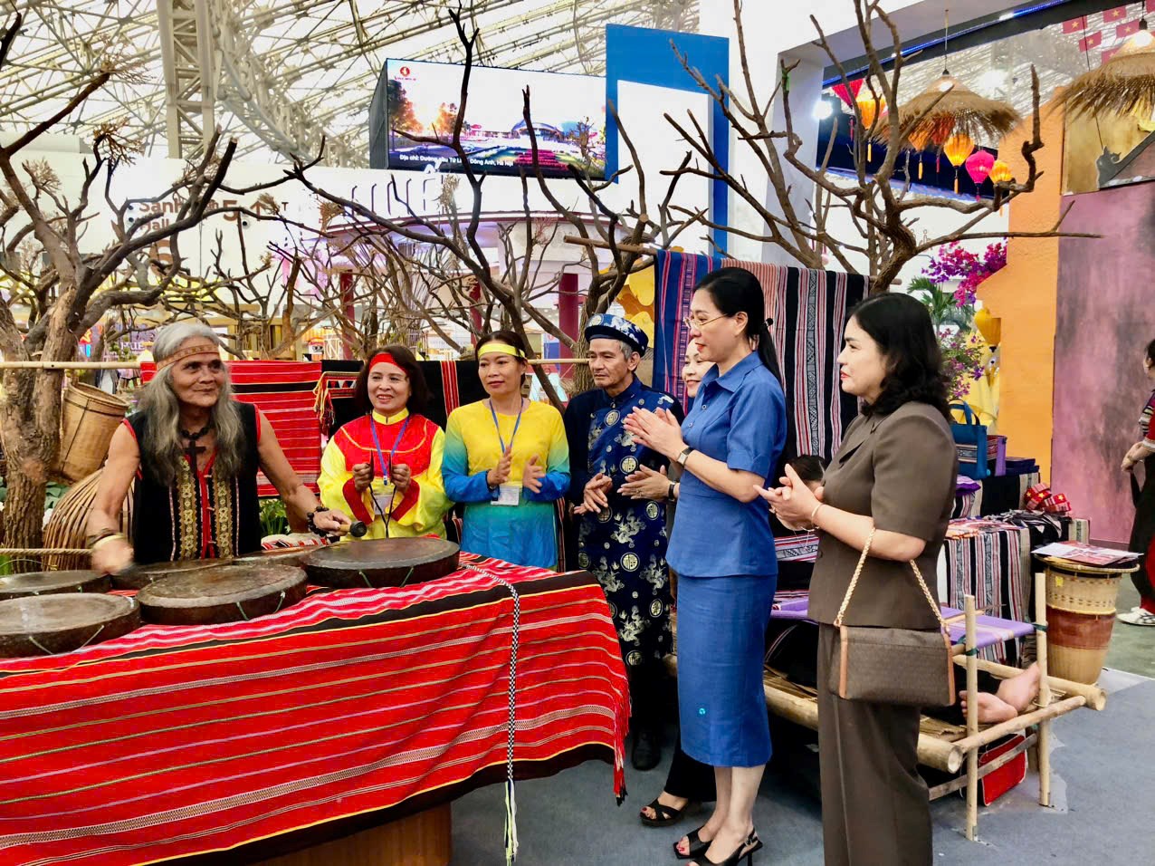 Đặc sắc không gian trưng bày “Quảng Ngãi - Cội nguồn cách mạng, vững bước tương lai” - ảnh 2