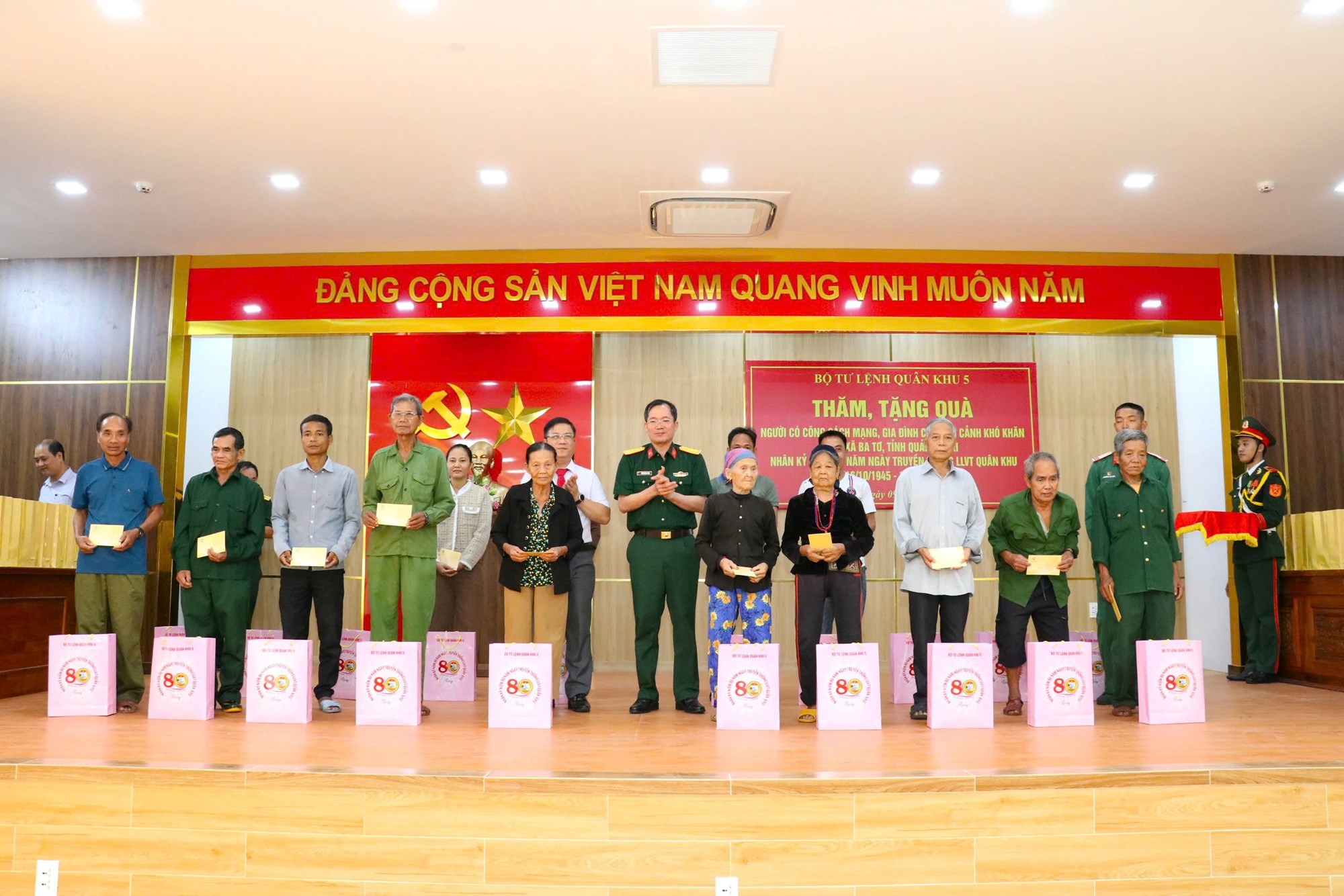 Dâng hương, dâng hoa tại Tượng đài Khởi nghĩa Ba Tơ - ảnh 3