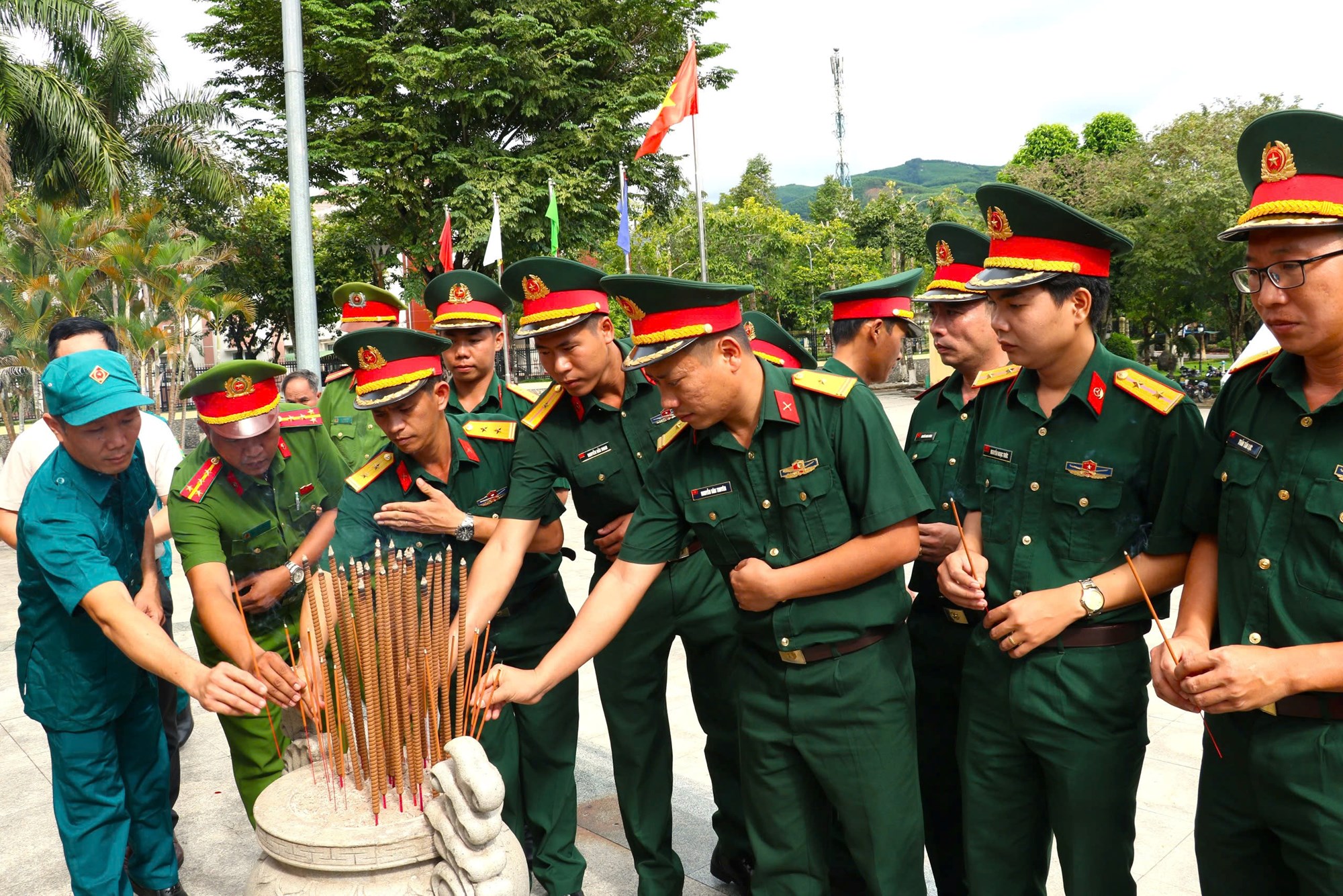 Dâng hương, dâng hoa tại Tượng đài Khởi nghĩa Ba Tơ - ảnh 1