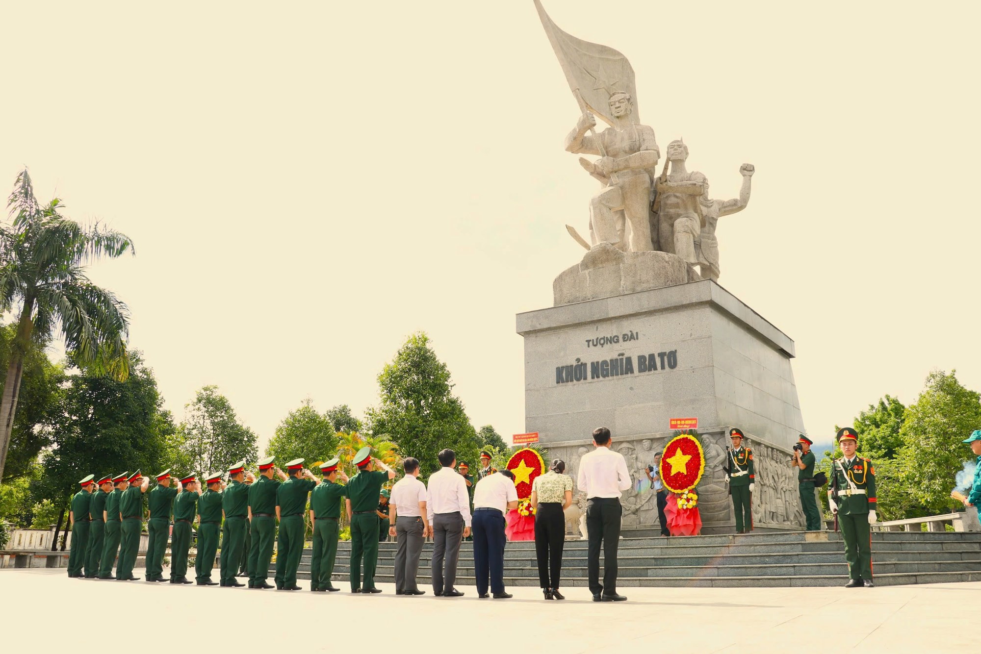 Dâng hương, dâng hoa tại Tượng đài Khởi nghĩa Ba Tơ - ảnh 2