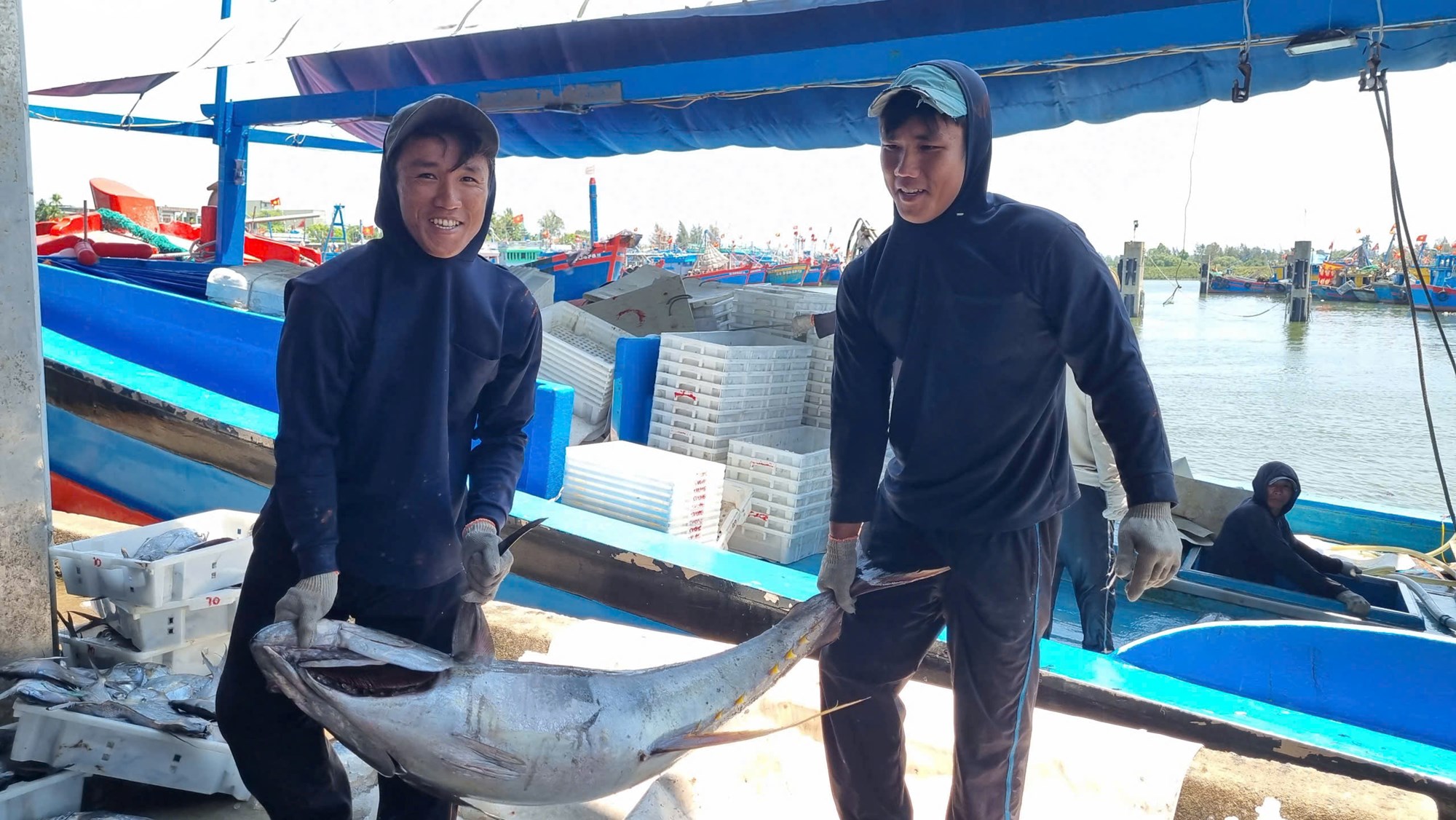 Tàu cá Quảng Ngãi bội thu hải sản, ngư dân phấn khởi sau chuyến biển xa - ảnh 9